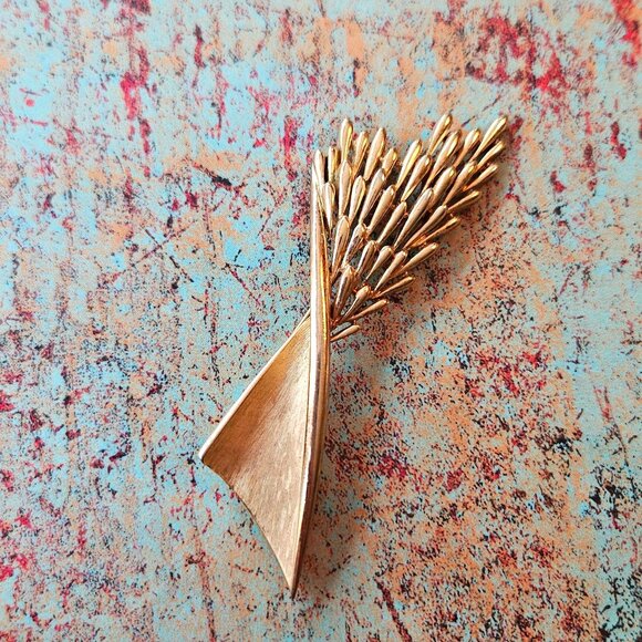 Vintage Crown Trifari Wheat Gold Tone MCM Mid-century Modern Design Brooch Pin - Picture 1 of 5